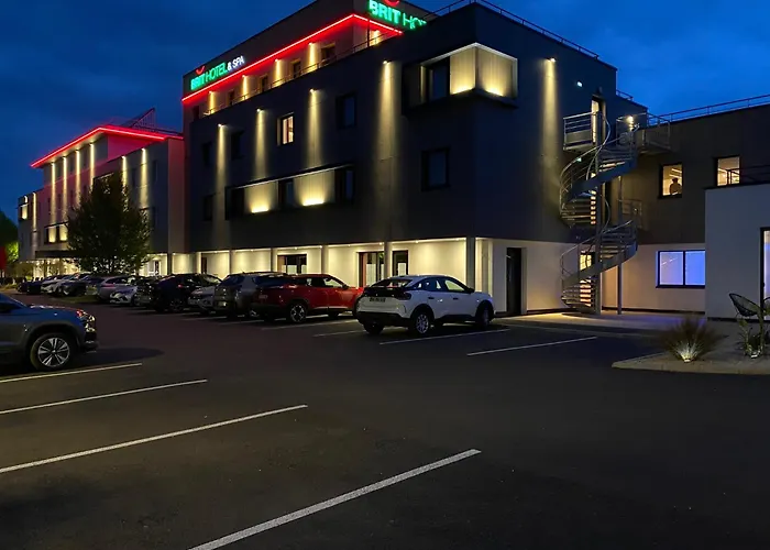 Brit Hotel Piscine & Spa - Fougeres