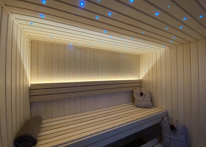 Brit Hotel Piscine & Spa - Fougeres